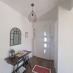 Elomarisa Apartamento *