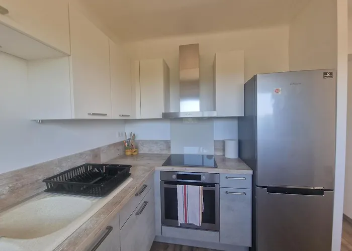 Elomarisa & Jacuzzi Apartment *