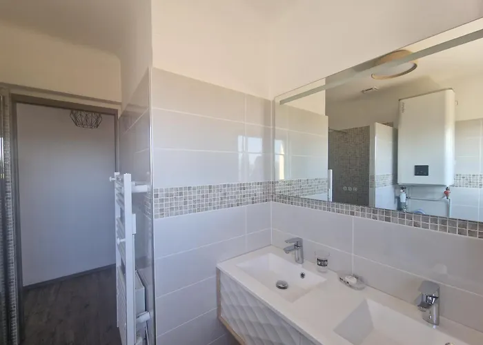 Elomarisa & Jacuzzi Apartment