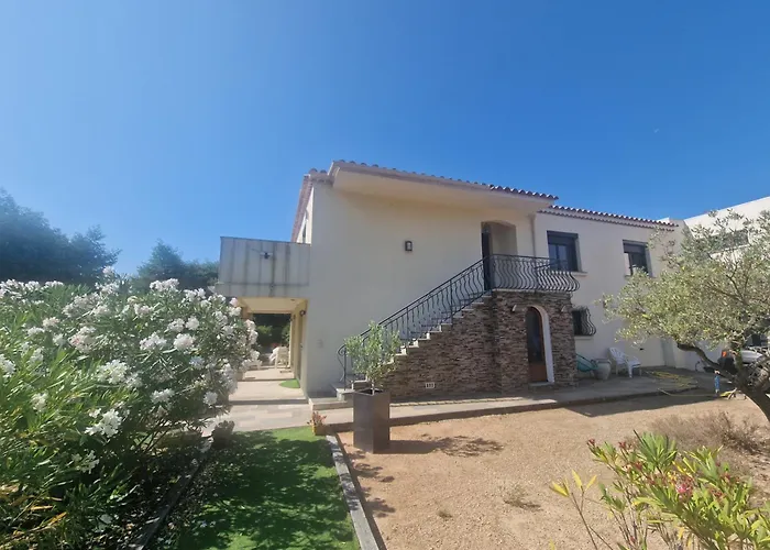 Elomarisa & Jacuzzi Apartment