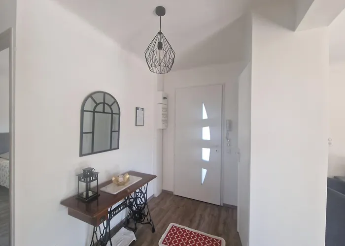Elomarisa & Jacuzzi Apartment *